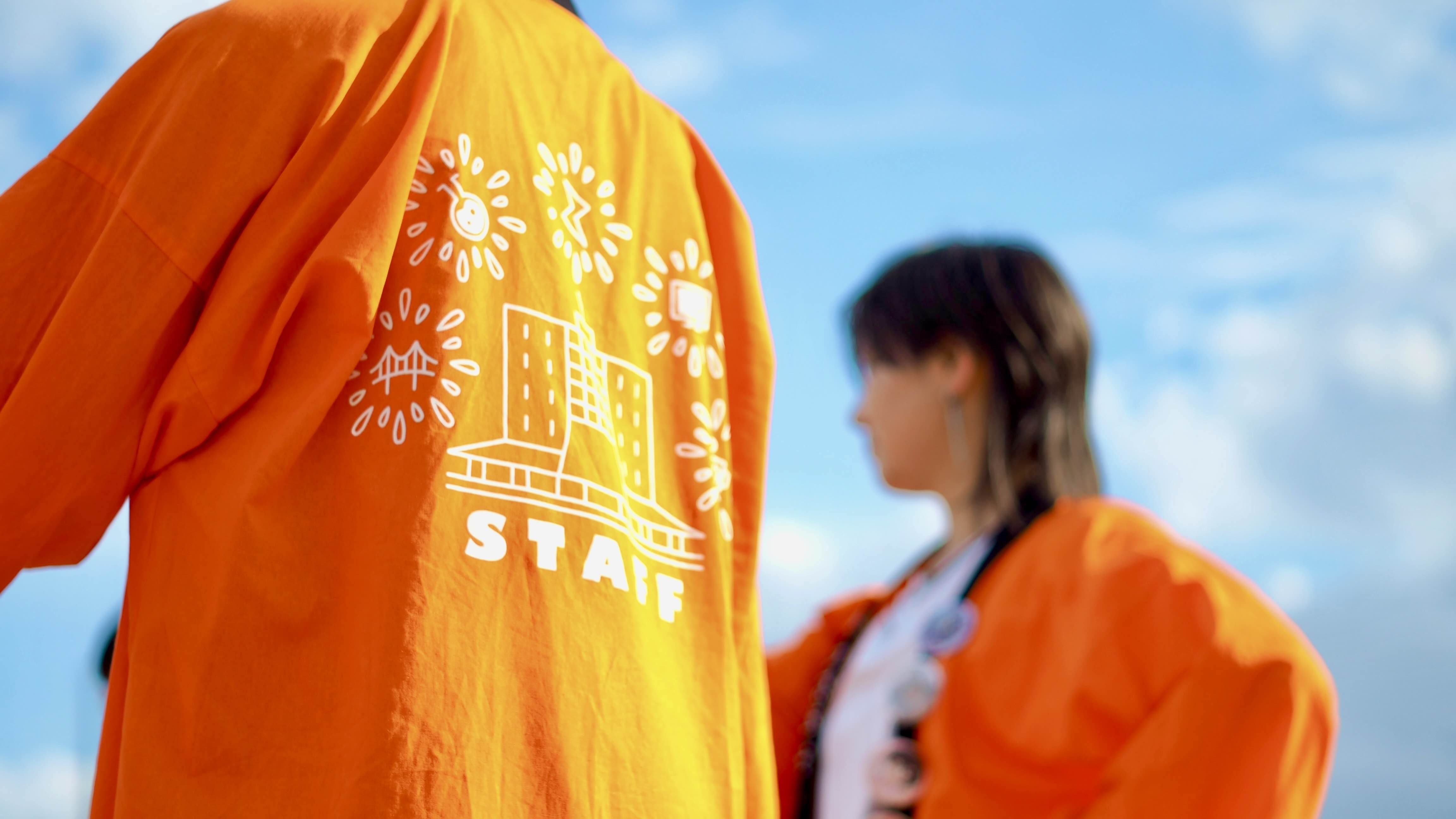 オレンジの法被の写真