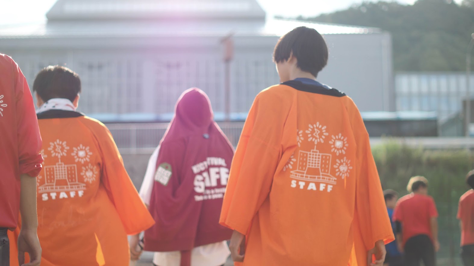 オレンジの法被の写真