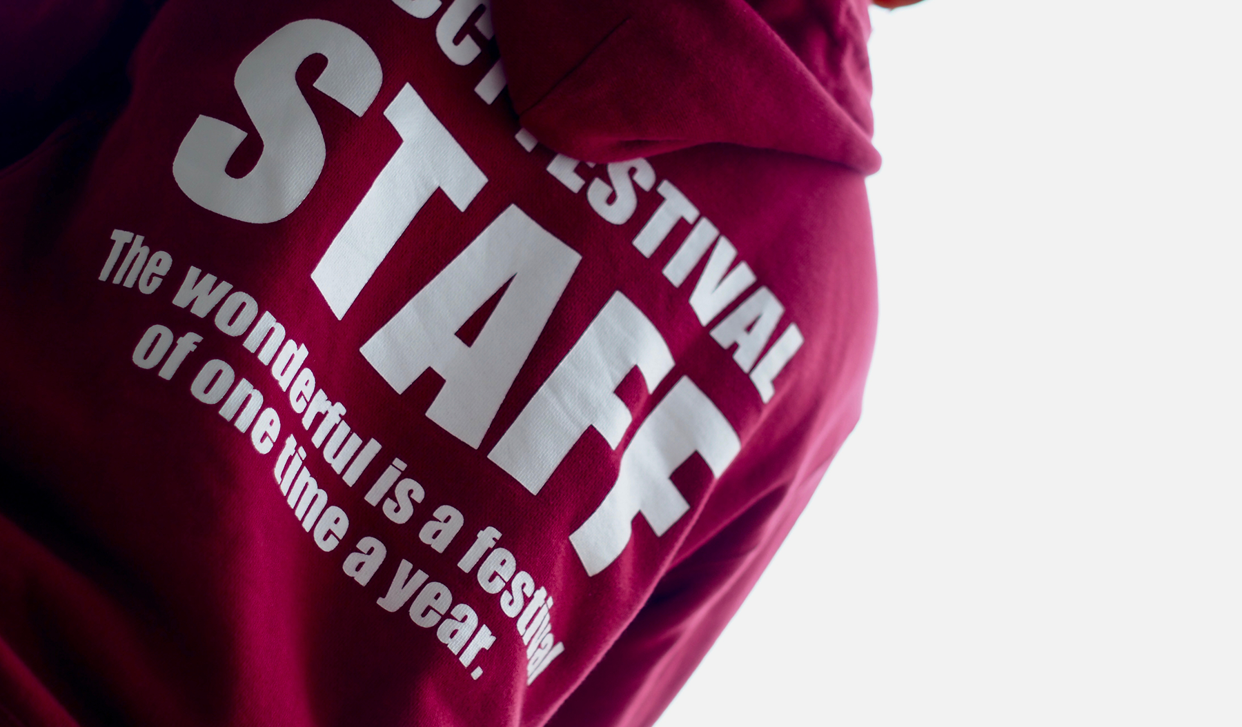 赤色のパーカーの写真